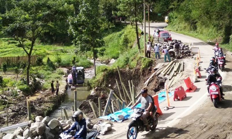 Catat Jalan Pujon Diperbaiki Jalur Malang Kediri Hanya Untuk Motor