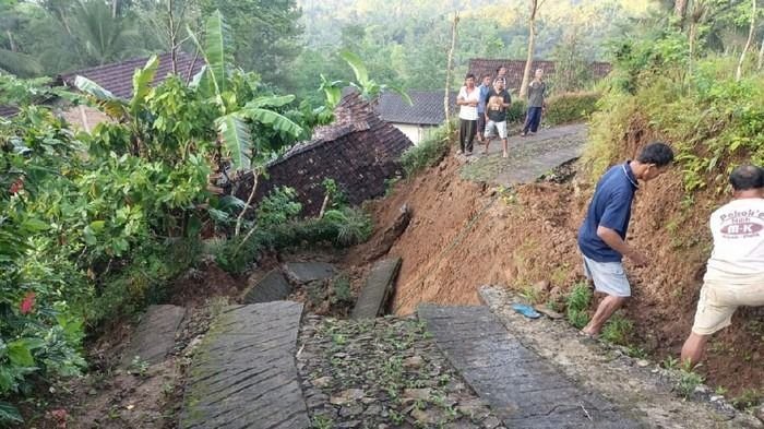 Diguyur Hujan Jam Jalan Penghubung Dua Dusun Di Trenggalek Longsor