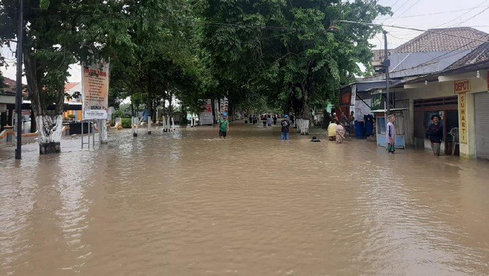 Lihat Banjir Sungai Kali Lamong, Siswi SMP Terpeleset Lalu Terseret ...