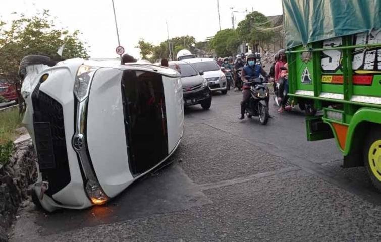 Mobil Avanza Terbalik Di Tandes Surabaya, Diduga Sopir Mengantuk ...