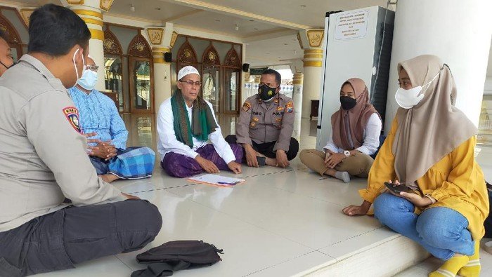 Viral Usai Goyang Tiktok Di Masjid Sampang Kini Dua Perempuan Minta Maaf Lintasjatim Viral Usai Goyang Tiktok Di Masjid Sampang Kini Dua Perempuan Minta Maaf Lintasjatim