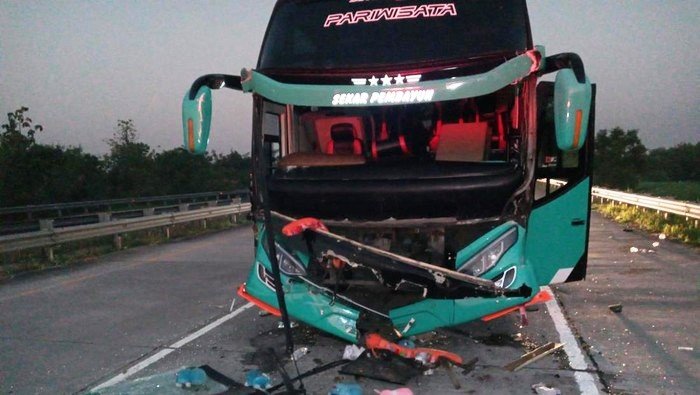 Diduga Sopir Mengantuk, Bus Peziarah Asal Yogyakarta Kecelakaan Di Tol ...