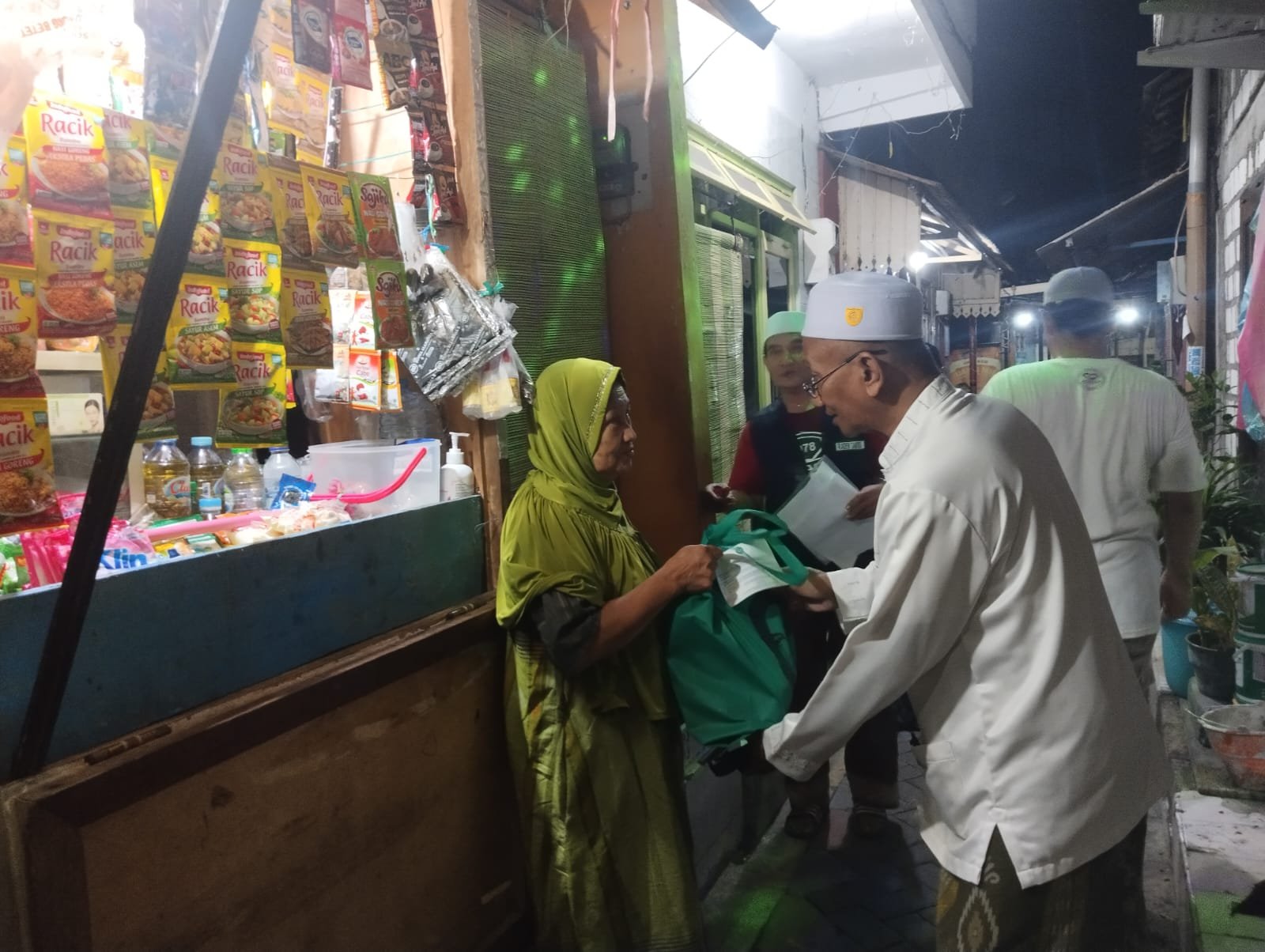 Bagikan 250 Paket Sembako Di Gresik, Gus Lilur Didoakan Warga ...