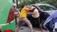 berkelahi di tengah kemacetan